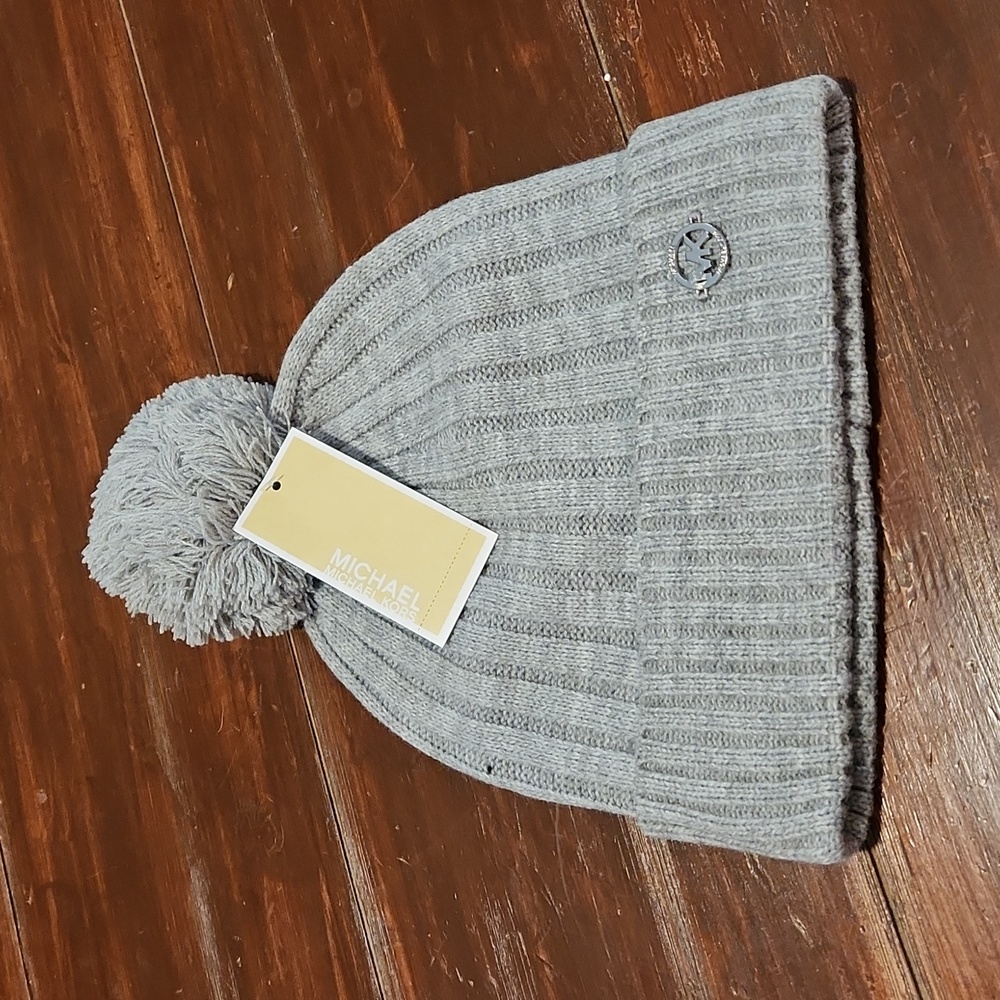NWT Michael Kors Gray Knit Beanie with Pom (0454)